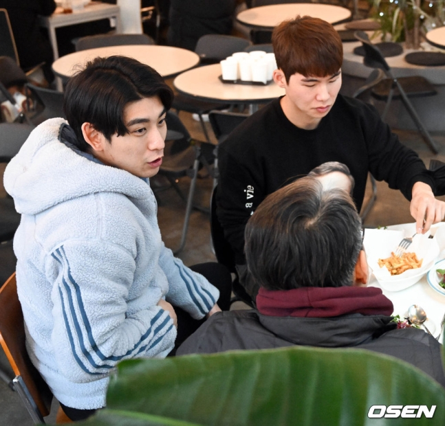 키움 이정후(왼쪽)가 18일 서울 강서구 마곡동에서 열린 2022 일일자선카페 행사에서 팬들과 이야기를 나누고 있다.