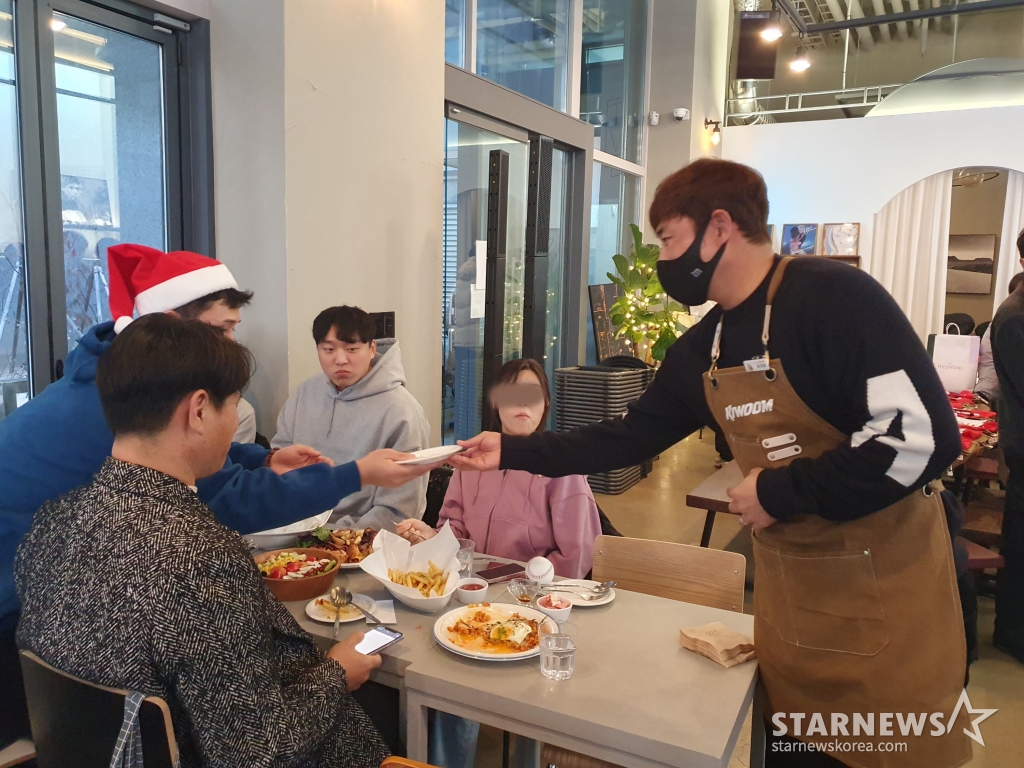 이지영(오른쪽)이 18일 서울강서구 마곡동 한 카페에서 열린 2022 팬 초청 일일자선카페에서 서빙을 하고 있다./사진=김동윤 기자