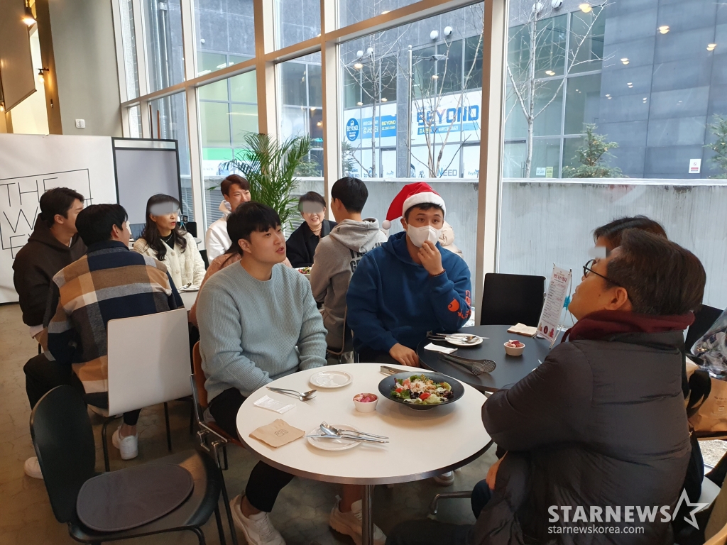 키움 선수단이 18일 서울강서구 마곡동 한 카페에서 열린 2022 팬 초청 일일자선카페에서 팬들과 담소를 나누고 있다./사진=김동윤 기자