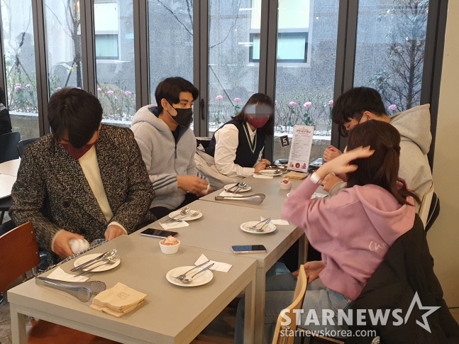 키움 이정후(왼쪽에서 2번째)가 18일 서울강서구 마곡동 한 카페에서 열린 2022 팬 초청 일일자선카페에서 사인을 하고 있다./사진=김동윤 기자