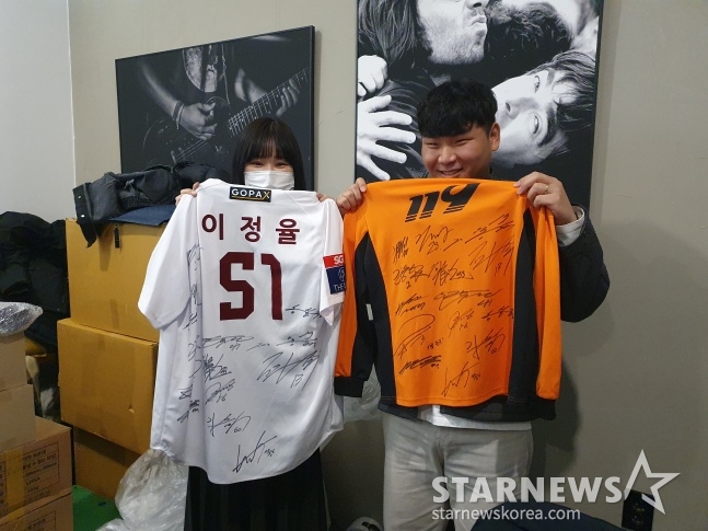 조재은(왼쪽)-이정율 부부가 18일 서울강서구 마곡동 한 카페에서 열린 2022 팬 초청 일일자선카페 행사에서 사인 받은 유니폼을 들고 /사진=김동윤 기자