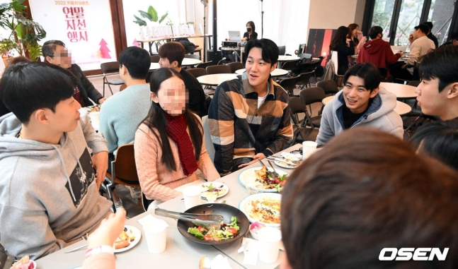 키움 안우진(가운데)이 18일 서울 강서구 마곡동 한 카페에서 열린 2022 팬 초청 일일자선카페 행사에서 팬들과 이야기를 나누고 있다.