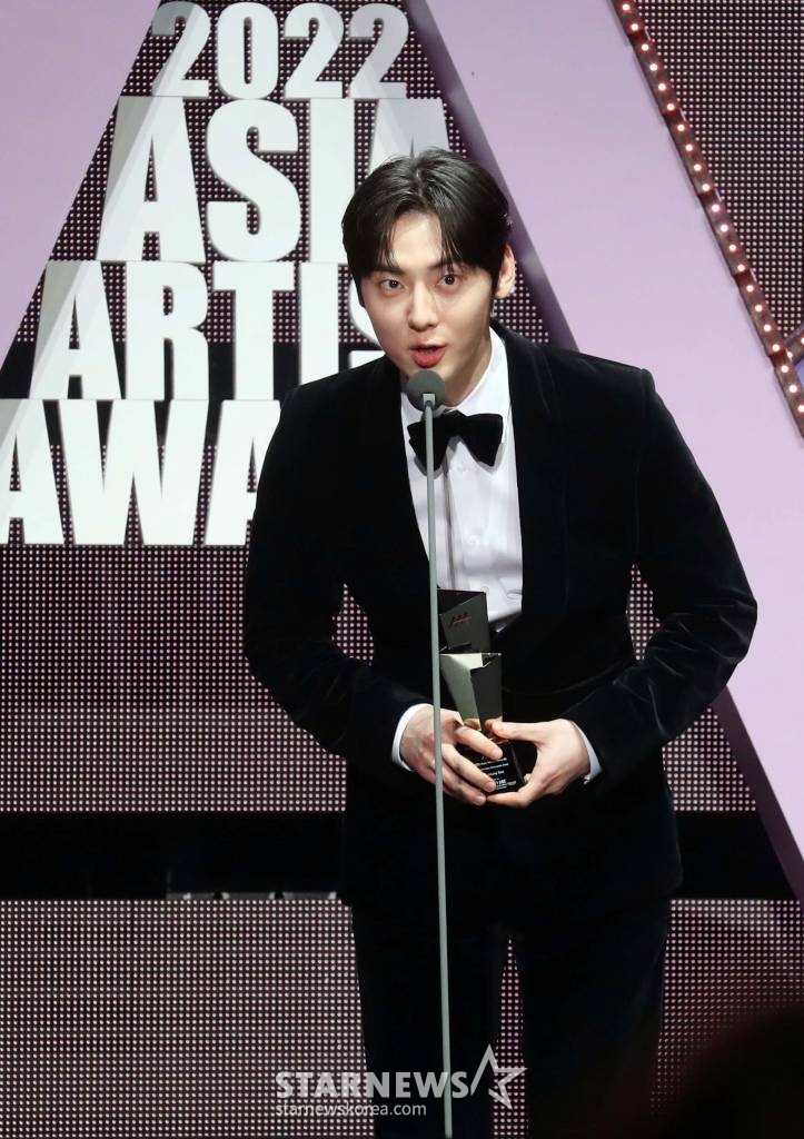 배우 황민현이 13일 오후 일본 나고야 니혼가이시홀에서 열린 스타뉴스-미디어보이 주최 '2022 Asia Artist Awards IN JAPAN'(2022 아시아 아티스트 어워즈, 이하 2022 AAA)에서 AAA 베스트 액팅 퍼포먼스상을 수상하고 소감을 말하고 있다. 스타뉴스와 미디어보이가 주최하고 Asia Artist Awards 조직위원회와 더스타파트너, 컬쳐 엔터테인먼트가 공동 주관하는 글로벌 NO.1 시상식 '2022 AAA'에는 올 한 해 동안 국내외에서 많은 사랑을 받은 가수, 배우들이 참석해 눈을 뗄 수 없는 화려한 글로벌 축제의 장을 펼친다. 2022.12.13 /사진=임성균 기자 tjdrbs23@