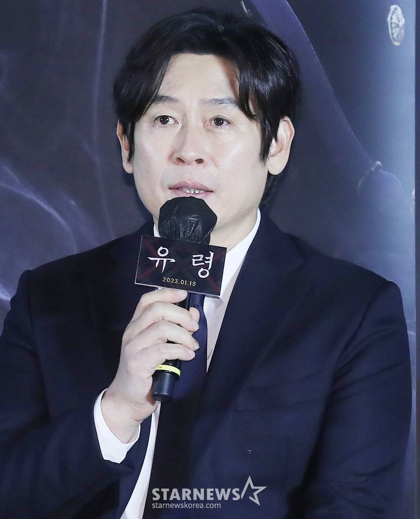 배우 설경구가 19일 오전 서울 용산구 아이파크몰 CGV에서 진행된 영화 '유령' 제작보고회에 참석해 인사말을 하고 있다. '유령'은 1933년 경성, 조선총독부에 항일조직이 심어놓은 스파이 '유령'으로 의심받으며 외딴 호텔에 갇힌 용의자들이 의심을 뚫고 탈출하기 위해 벌이는 사투와 진짜 '유령'의 멈출 수 없는 작전을 그린다. 내달 18일 개봉예정. 2022.12.19 /사진=김창현 기자 chmt@