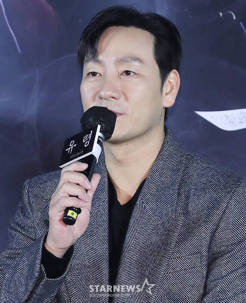 배우 박해수가 19일 오전 서울 용산구 아이파크몰 CGV에서 진행된 영화 '유령' 제작보고회에 참석해 인사말을 하고 있다.  '유령'은 1933년 경성, 조선총독부에 항일조직이 심어놓은 스파이 '유령'으로 의심받으며 외딴 호텔에 갇힌 용의자들이 의심을 뚫고 탈출하기 위해 벌이는 사투와 진짜 '유령'의 멈출 수 없는 작전을 그린다. 내달 18일 개봉예정. 2022.12.19 /사진=김창현 기자 chmt@