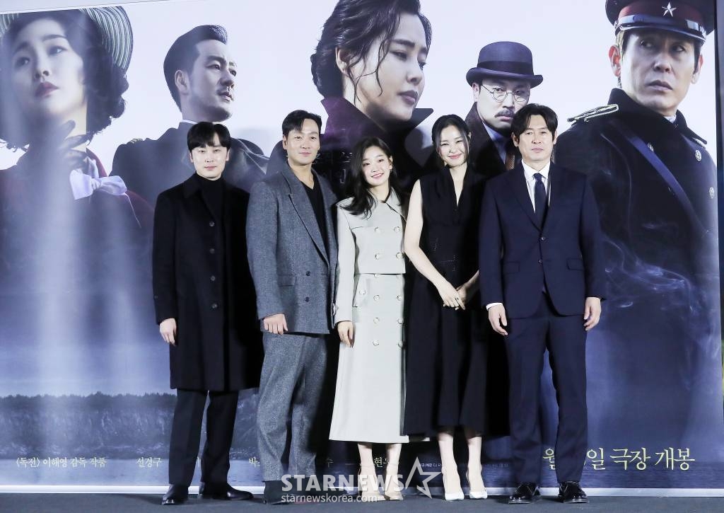배우 서현우, 박해수, 박소담, 이하늬, 설경구가 19일 오전 서울 용산구 아이파크몰 CGV에서 진행된 영화 '유령' 제작보고회에 참석해 포즈를 취하고 있다. '유령'은 1933년 경성, 조선총독부에 항일조직이 심어놓은 스파이 '유령'으로 의심받으며 외딴 호텔에 갇힌 용의자들이 의심을 뚫고 탈출하기 위해 벌이는 사투와 진짜 '유령'의 멈출 수 없는 작전을 그린다. 내달 18일 개봉예정. 2022.12.19 /사진=김창현 기자 chmt@