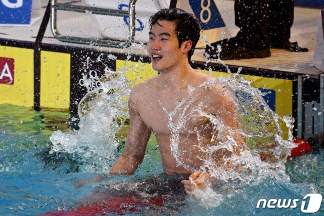 황선우가 18일 자유형 200m 1위를 확인한 뒤 기뻐하고 있다. /사진=뉴스1