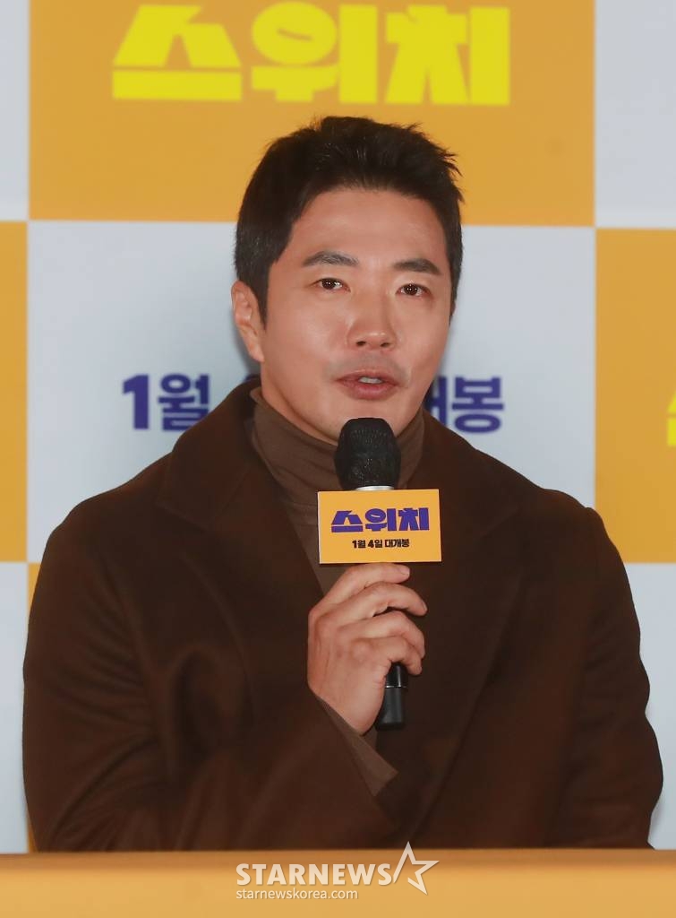 배우 권상우가 19일 오후 서울 광진구 롯데시네마 건대입구점에서 진행된 영화 '스위치'(감독 마대윤) 언론시사회에 참석해 질문에 답하고 있다. 캐스팅 0순위 천만배우이자 자타공인 스캔들 메이커, 화려한 싱글 라이프를 만끽하던 톱스타 ‘박강’이 크리스마스에 인생이 180도 뒤바뀌는 순간을 맞이하면서 벌어지는 이야기 '스위치'는 내년 1월 4일 개봉한다. /2022.12.19 /사진=이동훈 기자 photoguy@