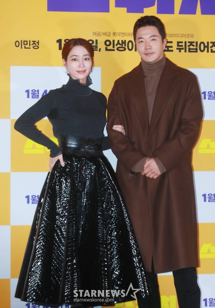 배우 이민정, 권상우가 19일 오후 서울 광진구 롯데시네마 건대입구점에서 진행된 영화 '스위치'(감독 마대윤) 언론시사회에 참석해 포즈를 취하고 있다. 캐스팅 0순위 천만배우이자 자타공인 스캔들 메이커, 화려한 싱글 라이프를 만끽하던 톱스타 ‘박강’이 크리스마스에 인생이 180도 뒤바뀌는 순간을 맞이하면서 벌어지는 이야기 '스위치'는 내년 1월 4일 개봉한다. /2022.12.19 /사진=이동훈 기자 photoguy@