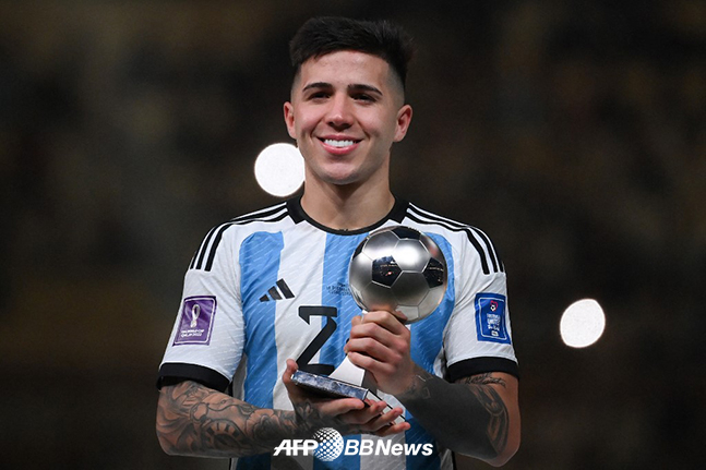2022 FIFA 카타르 월드컵 영플레이어상을 수상한 엔소 페르난데스. /AFPBBNews=뉴스1