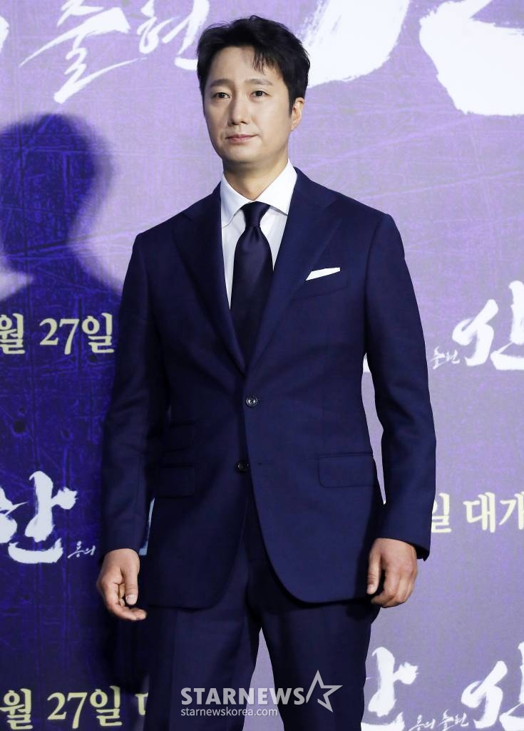 배우 박해일이 28일 오전 서울 광진구 롯데시네마 건대입구점에서 진행된 영화 '한산:용의 출현' 제작보고회에 참석해 포즈를 취하고 있다. '한산:용의 출현'은 명량해전 5년 전, 진군 중인 왜군을 상대로 조선을 지키기 위해 필사의 전략과 패기로 뭉친 이순신 장군과 조선 수군의 '한산해전'을 그린 전쟁 액션 대작. 김한민 감독이 역대 최고 흥행 기록을 세운 '명량' 이후 내놓은 이순신 3부작 중 두 번째 작품이다. / 2022.06.28 /사진=김창현 기자 chmt@