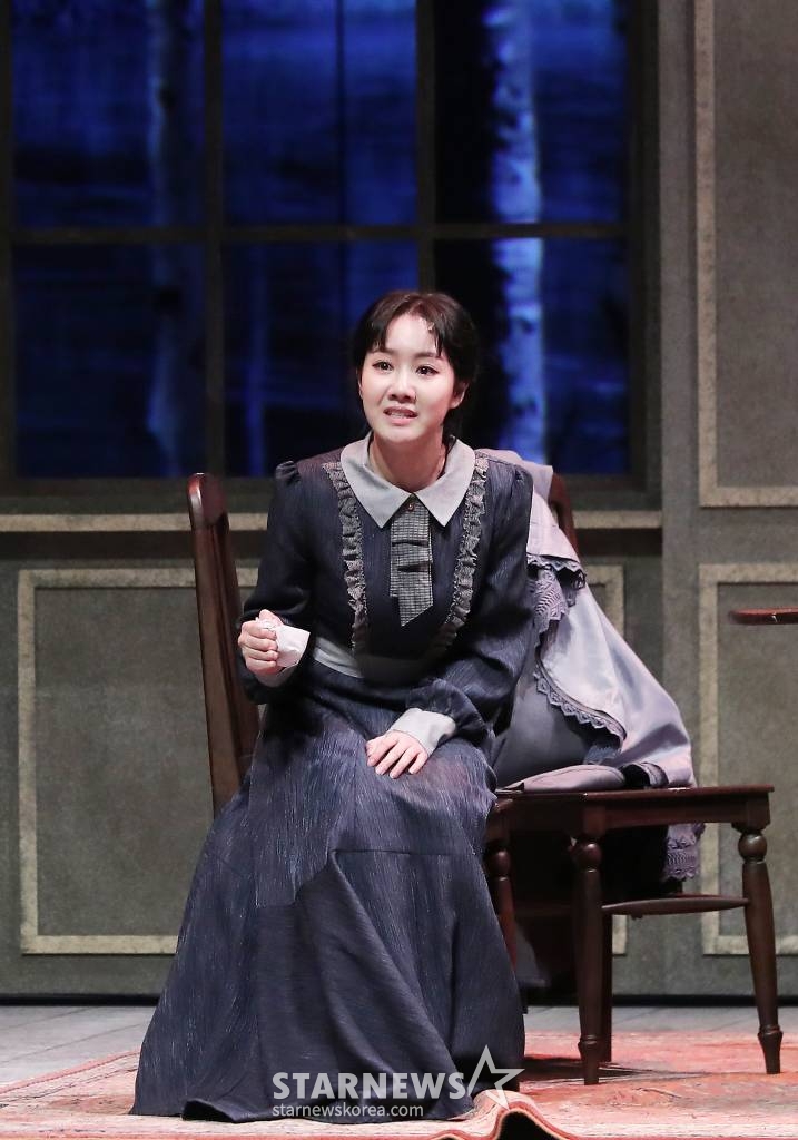 배우 진지희가 20일 오후 서울 광진구 유니버설 아트센터에서 진행된 연극 '갈매기' 프레스콜에 참석해 열연하고 있다. '갈매기'는 러시아를 대표하는 극작가 안톤 체홉의 희곡을 원작으로 인물들 간의 비극적인 사랑과 처절한 갈등, 인간 존재의 이유와 삶의 의미를 찾아가는 내용을 다룬다. 오는 21일 유니버설아트센터 대극장에서 개막한다. 2022.12.20 /사진=김창현 기자 chmt@
