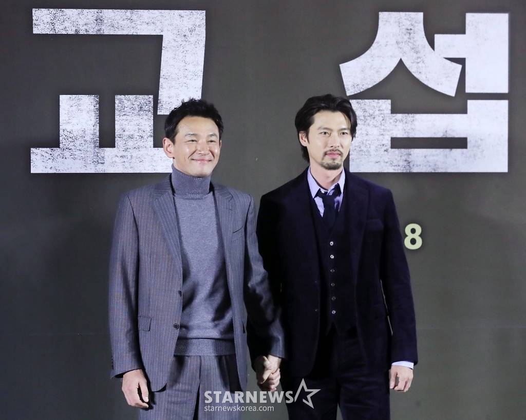 배우 황정민, 현빈이 20일 오후 서울 성동구 메가박스 성수에서 진행된 영화 '교섭' 제작보고회에 참석해 인사말을 하고 있다. '교섭'은 최악의 피랍사건으로 탈레반의 인질이 된 한국인들을 구하기 위해 아프가니스탄으로 향한 외교관과 현지 국정원 요원의 교섭 작전을 그린 영화. 내달 18일 개봉예정. 2022.12.20 /사진=김창현 기자 chmt@