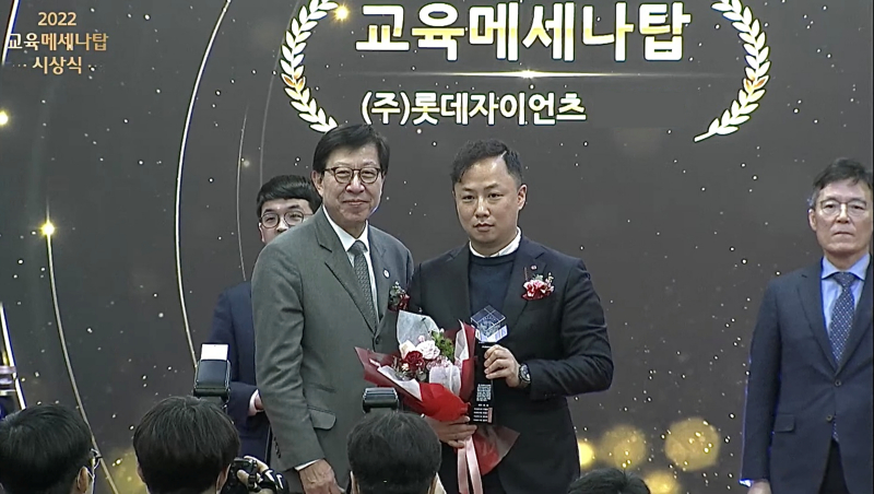 박형준(왼쪽) 부산시장과 김종호 롯데 자이언츠 경영지원부문장. /사진=롯데 자이언츠 제공