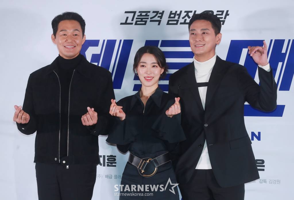 배우 박성웅, 최성은, 주지훈이 21일 오후 서울 강남구 코엑스 메가박스에서 진행된 영화 '젠틀맨'(감독 김경원) 언론시사회에 참석해 포즈를 취하고 있다.  성공률 100% 흥신소 사장 지현수(주지훈)가 실종된 의뢰인을 찾기 위해 검사 행세를 하며 불법, 합법 따지지 않고 나쁜 놈들을 쫓는 범죄 오락 영화 '젠틀맨'은 오는 28일 개봉한다. /2022.12.21 /사진=이동훈 기자 photoguy@
