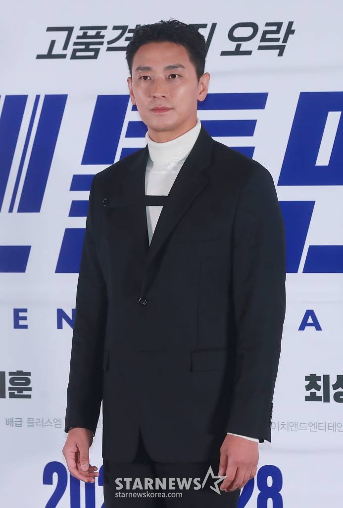 배우 주지훈이 21일 오후 서울 강남구 코엑스 메가박스에서 진행된 영화 '젠틀맨'(감독 김경원) 언론시사회에 참석해 포즈를 취하고 있다.  성공률 100% 흥신소 사장 지현수(주지훈)가 실종된 의뢰인을 찾기 위해 검사 행세를 하며 불법, 합법 따지지 않고 나쁜 놈들을 쫓는 범죄 오락 영화 '젠틀맨'은 오는 28일 개봉한다. /2022.12.21 /사진=이동훈 기자 photoguy@