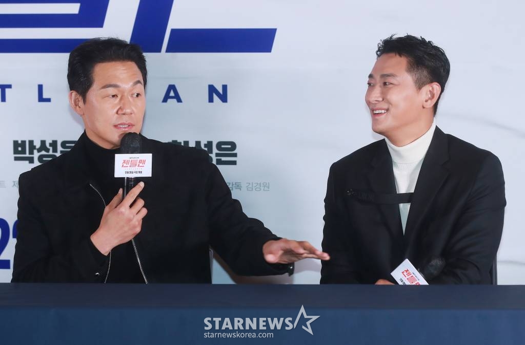 배우 박성웅, 주지훈이 21일 오후 서울 강남구 코엑스 메가박스에서 진행된 영화 '젠틀맨'(감독 김경원) 언론시사회에 참석해 질문에 답하고 있다.  성공률 100% 흥신소 사장 지현수(주지훈)가 실종된 의뢰인을 찾기 위해 검사 행세를 하며 불법, 합법 따지지 않고 나쁜 놈들을 쫓는 범죄 오락 영화 '젠틀맨'은 오는 28일 개봉한다. /2022.12.21 /사진=이동훈 기자 photoguy@