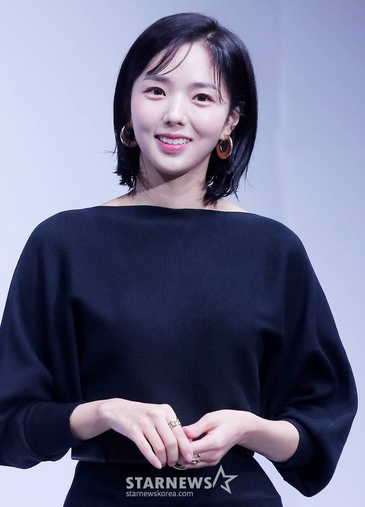배우 채수빈이 21일 오후 서울 강남구 역삼동 조선팰리스 서울 강남에서 열린 넷플릭스 시리즈 '더 패뷸러스' 제작발표회에서 포즈를 취하고 있다. '더 패뷸러스'는 패션(fashion)이라 쓰고 열정(passion)이라 읽는 패션계에 인생을 바친 청춘들의 꿈과 사랑, 우정을 그린 하이퍼리얼리즘 로맨스 작품으로 오는 23일 첫 공개된다. 2022.12.21 /사진=김창현 기자 chmt@