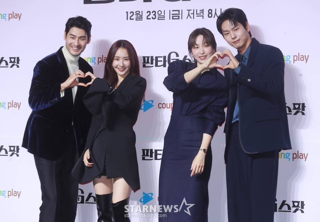배우 최광록, 배우희, 안희연, 박선호가 22일 오전 서울 강남구 조선 팰리스 호텔에서 진행된 쿠팡플레이 시리즈 '판타G스팟' 제작발표회에 참석해 포즈를 취하고 있다. 한번도 느껴본 적 없는 ‘희재(안희연)’와 사랑 없는 관계만 즐기는 ‘미나(배우희)’, 두 사람이 섹스 카운슬링을 진행하며 스스로를 알아가는 이야기 '판타G스팟'은 오는 23일 공개된다. /2022.12.22 /사진=이동훈 기자 photoguy@