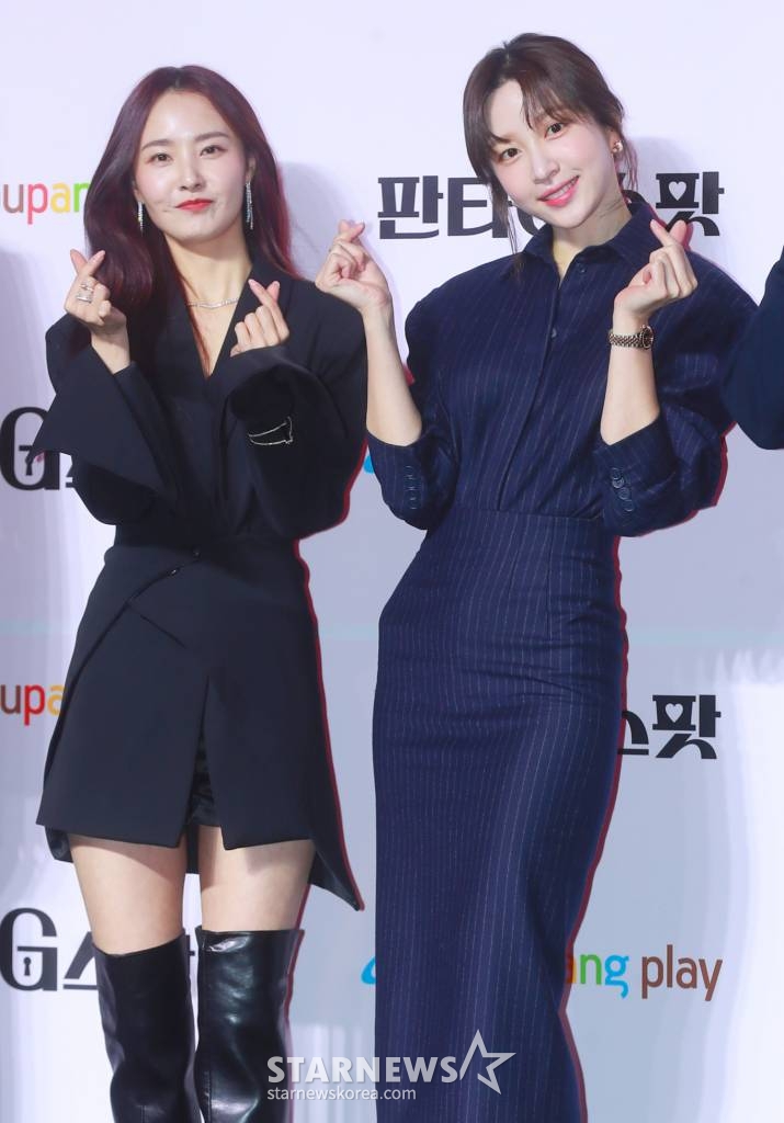 배우 배우희, 안희연이 22일 오전 서울 강남구 조선 팰리스 호텔에서 진행된 쿠팡플레이 시리즈 '판타G스팟' 제작발표회에 참석해 포즈를 취하고 있다. 한번도 느껴본 적 없는 ‘희재(안희연)’와 사랑 없는 관계만 즐기는 ‘미나(배우희)’, 두 사람이 섹스 카운슬링을 진행하며 스스로를 알아가는 이야기 '판타G스팟'은 오는 23일 공개된다. /2022.12.22 /사진=이동훈 기자 photoguy@