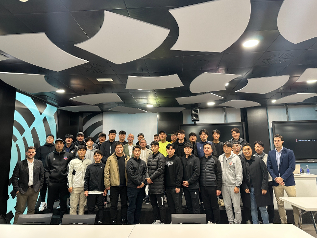 2022 K리그 지도자 해외연수 단체 사진. /사진=한국프로축구연맹