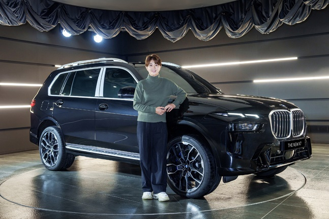 최나연이 부상으로 받은 차량 앞에서 포즈를 취하고 있다. /사진=BMW 코리아 제공