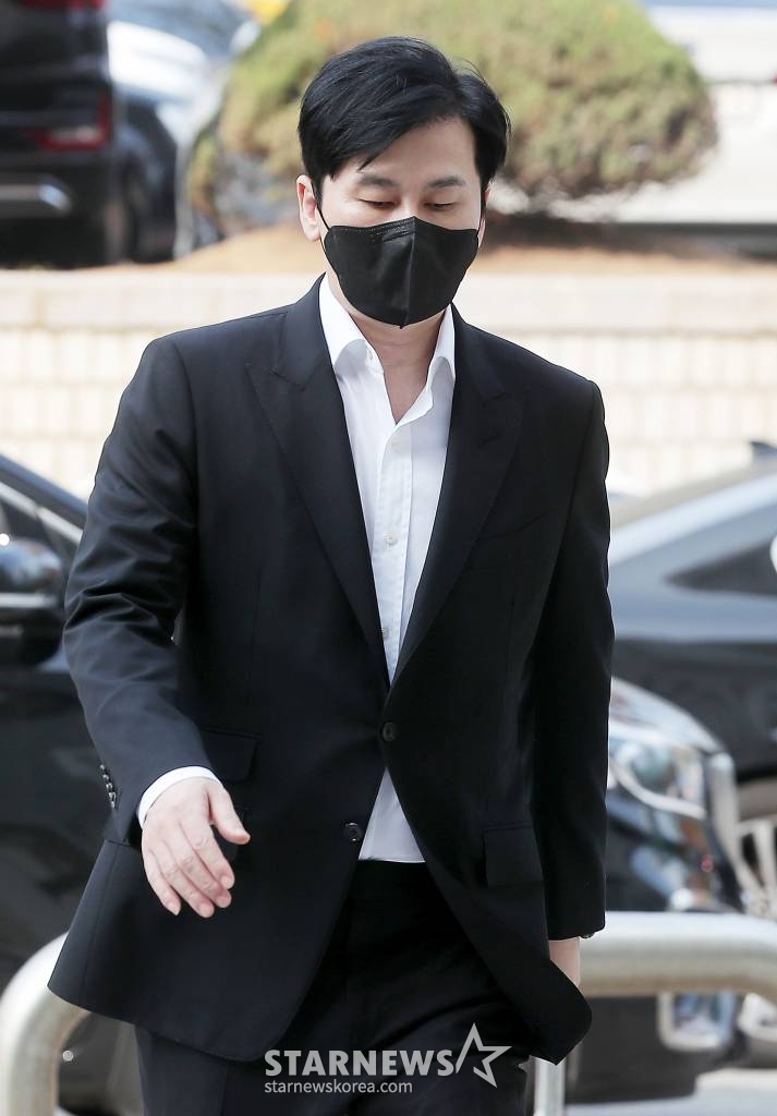 특정범죄 가중처벌 등에 관한 법률 위반(보복협박) 등의 혐의를 받고 있는 양현석 전 YG엔터테인먼트 대표가 1일 오후 서울 서초구 중앙지방법원에서 진행된 공판에 출석하고 있다. 2022.11.01 /사진=김창현 기자 chmt@