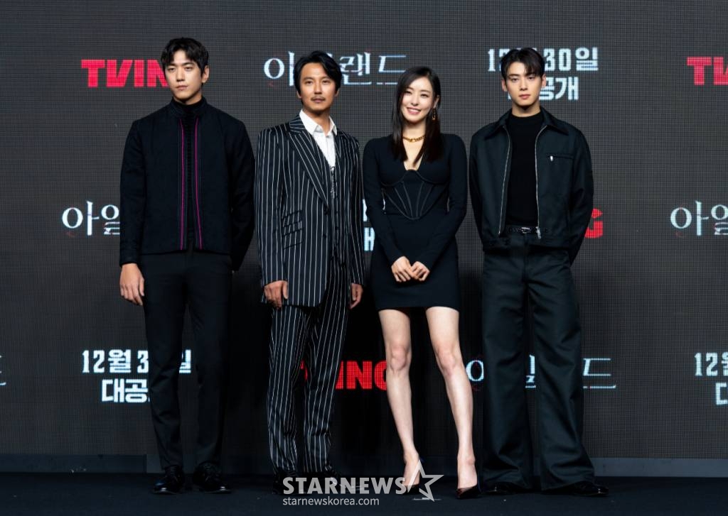 배우 성준, 김남길, 이다희, 차은우가 22일 오후 서울 여의도 콘래드 호텔에서 진행된 티빙 오리지널 '아일랜드' 제작발표회에 참석해 포즈를 취하고 있다. 세상을 멸망시키려는 악에 대항해 싸워야 하는 운명을 가진 인물들의 여정을 그린 드라마 '아일랜드'는 오는 30일 공개된다. /사진제공=티빙 2022.12.22 /사진=이동훈 기자 photoguy@