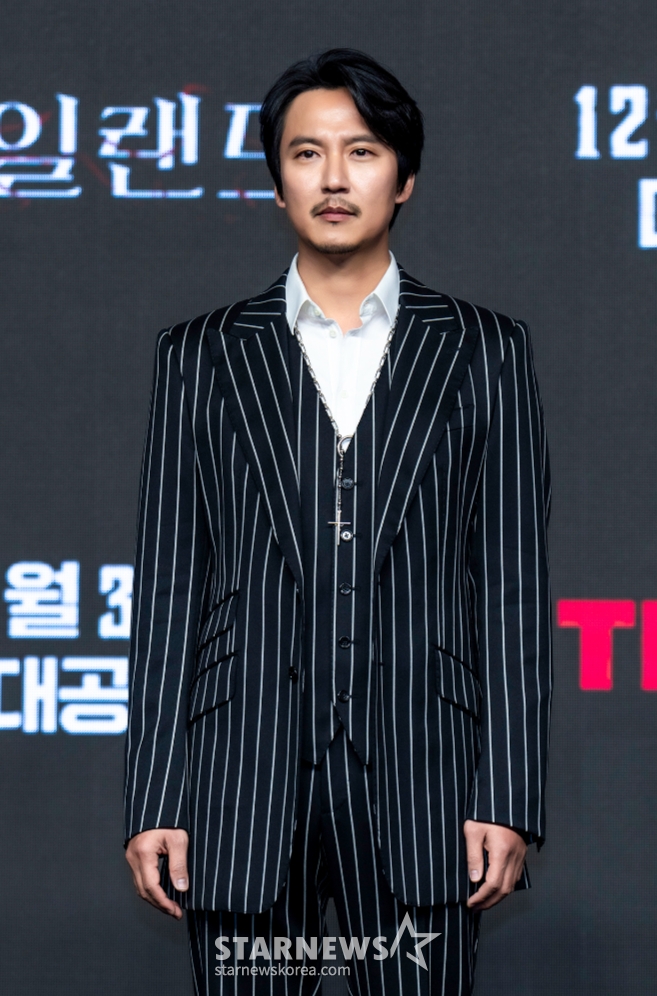 배우 김남길이 22일 오후 서울 여의도 콘래드 호텔에서 진행된 티빙 오리지널 '아일랜드' 제작발표회에 참석해 포즈를 취하고 있다. 세상을 멸망시키려는 악에 대항해 싸워야 하는 운명을 가진 인물들의 여정을 그린 드라마 '아일랜드'는 오는 30일 공개된다. /사진제공=티빙 2022.12.22 /사진=이동훈 기자 photoguy@