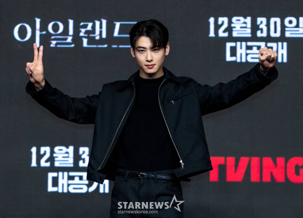 배우 차은우가 22일 오후 서울 여의도 콘래드 호텔에서 진행된 티빙 오리지널 '아일랜드' 제작발표회에 참석해 포즈를 취하고 있다. 세상을 멸망시키려는 악에 대항해 싸워야 하는 운명을 가진 인물들의 여정을 그린 드라마 '아일랜드'는 오는 30일 공개된다. /사진제공=티빙 2022.12.22 /사진=이동훈 기자 photoguy@