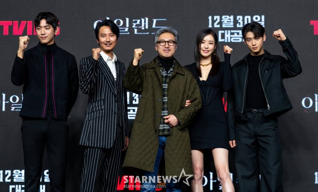 배우 성준, 김남길, 배종 감독, 배우 이다희, 차은우가 22일 오후 서울 여의도 콘래드 호텔에서 진행된 티빙 오리지널 '아일랜드' 제작발표회에 참석해 포즈를 취하고 있다. 세상을 멸망시키려는 악에 대항해 싸워야 하는 운명을 가진 인물들의 여정을 그린 드라마 '아일랜드'는 오는 30일 공개된다. /사진제공=티빙 2022.12.22 /사진=이동훈 기자 photoguy@