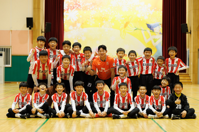 제주유나이티드에 입단한 연제운이 제주서초 축구부를 찾아 함께 훈련을 진행한 뒤 '꿈나무오피셜' 사진을 촬영하고 있다. /사진=제주유나이티드