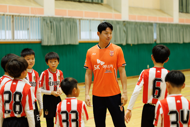 제주유나이티드에 입단한 연제운이 제주서초 축구부를 찾아 함께 훈련을 진행한 뒤 '꿈나무오피셜' 사진을 촬영하고 있다. /사진=제주유나이티드