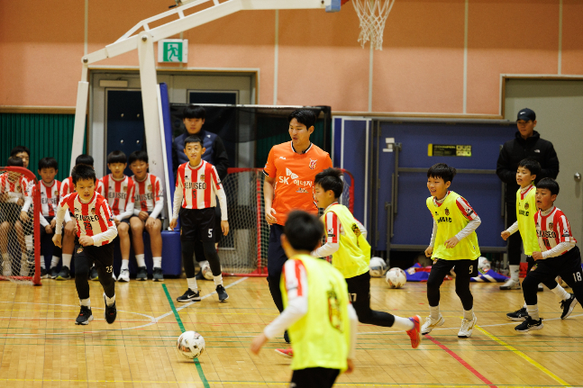 제주유나이티드에 입단한 연제운이 제주서초 축구부를 찾아 함께 훈련을 하는 모습. /사진=제주유나이티드