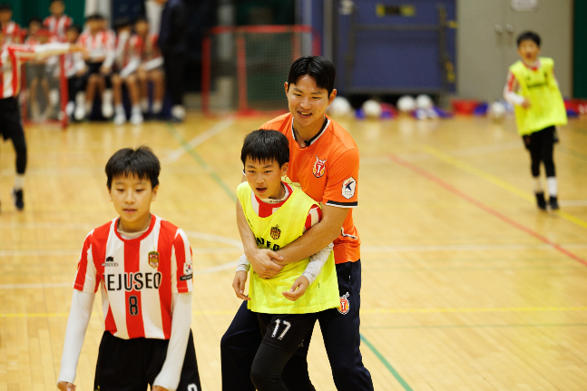 제주유나이티드에 입단한 연제운이 제주서초 축구부를 찾아 함께 훈련을 하는 모습. /사진=제주유나이티드