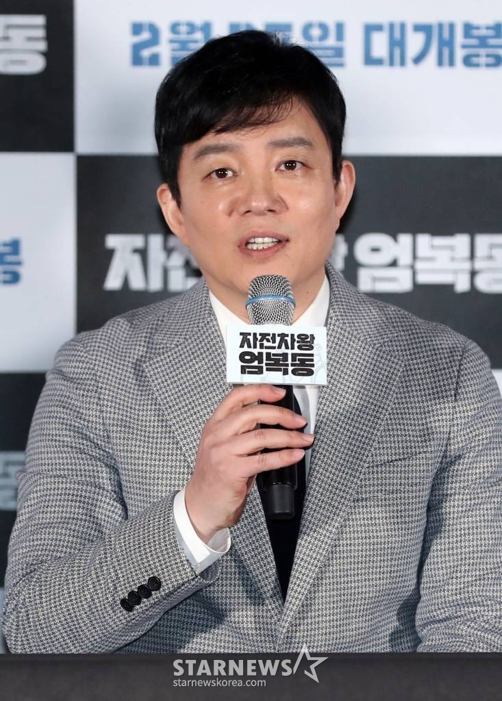 배우 이범수가 19일 오후 서울 용산구 CGV용산아이파크몰에서 열린 영화 '자전차왕 엄복동'(감독 김유성)에 언론배급시사회에 참석해 인사말을 하고 있다. 영화 '자전차왕 엄복동'은 일제강점기 희망을 잃은 시대에 일본 선수들을 제치고 조선인 최초로 전조선자전차대회 1위를 차지하며 동아시아 전역을 휩쓴 '동양 자전차왕' 엄복동을 소재로 한 작품으로 오는 27일 개봉한다. /사진=임성균 기자 tjdrbs23@