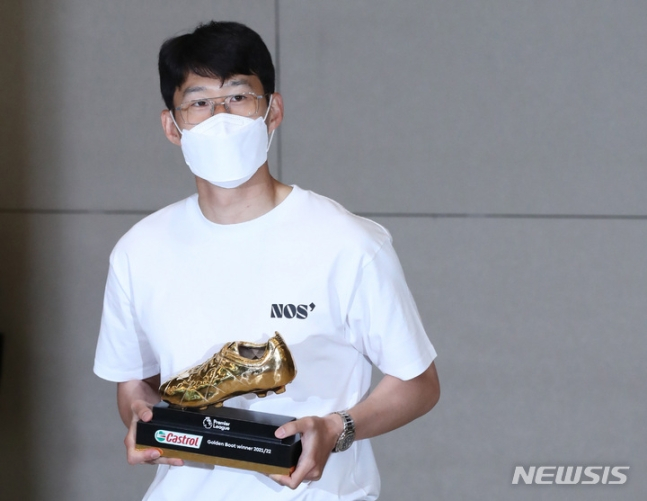 아시아 선수 최초로 잉글랜드 프로축구 프리미어리그(EPL) 득점왕에 오른 손흥민(토트넘)이 지난 5월 24일 골든부트를 들고 인천국제공항을 통해 입국하고 있다. /사진=뉴시스