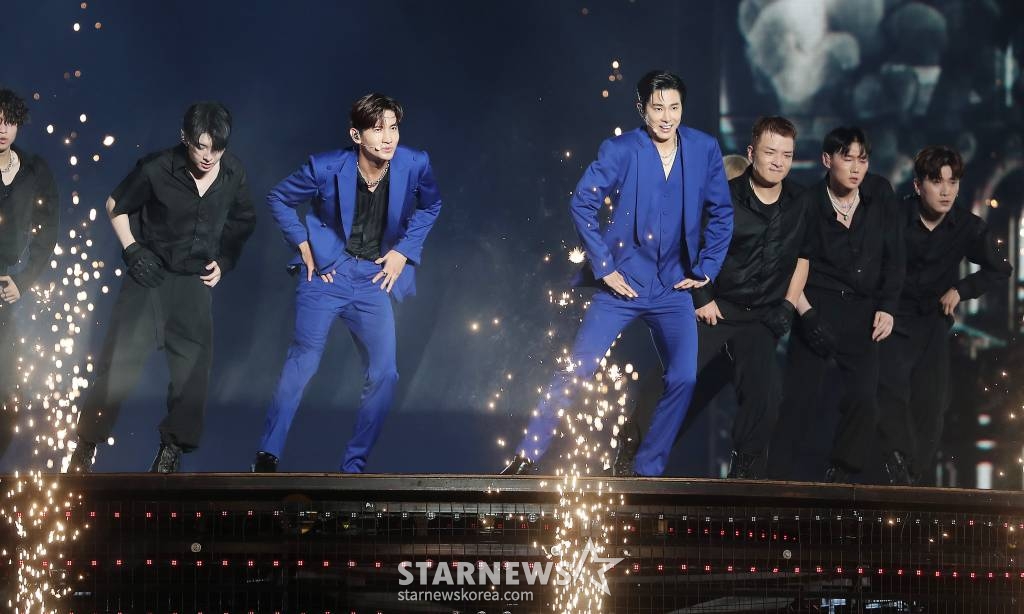 그룹 동방신기가 20일 오후 경기 수원월드컵경기장에서 열린 'SMTOWN LIVE 2022 : SMCU EXPRESS @HUMAN CITY_SUWON'에서 멋진 무대를 선보이고 있다. 이번 콘서트에는 강타, 보아, 동방신기, 슈퍼주니어, 소녀시대, 태연, 효연, 샤이니 키, 민호, 엑소 수호, 시우민, 첸, 디오, 카이, 레드벨벳, NCT, 에스파, 갓 더 비트 등 SM 아티스트들이 총 출동해 화려한 무대를 꾸몄다. 'SMTOWN LIVE 2022 : SMCU EXPRESS'는 'SMCU EXPRESS'를 타고 세계 주요 도시를 순회하는 콘셉트로, 오는 27~29일 3일간 일본 도쿄돔에서도 개최된다. 2022.08.20 /사진=김창현 기자 chmt@