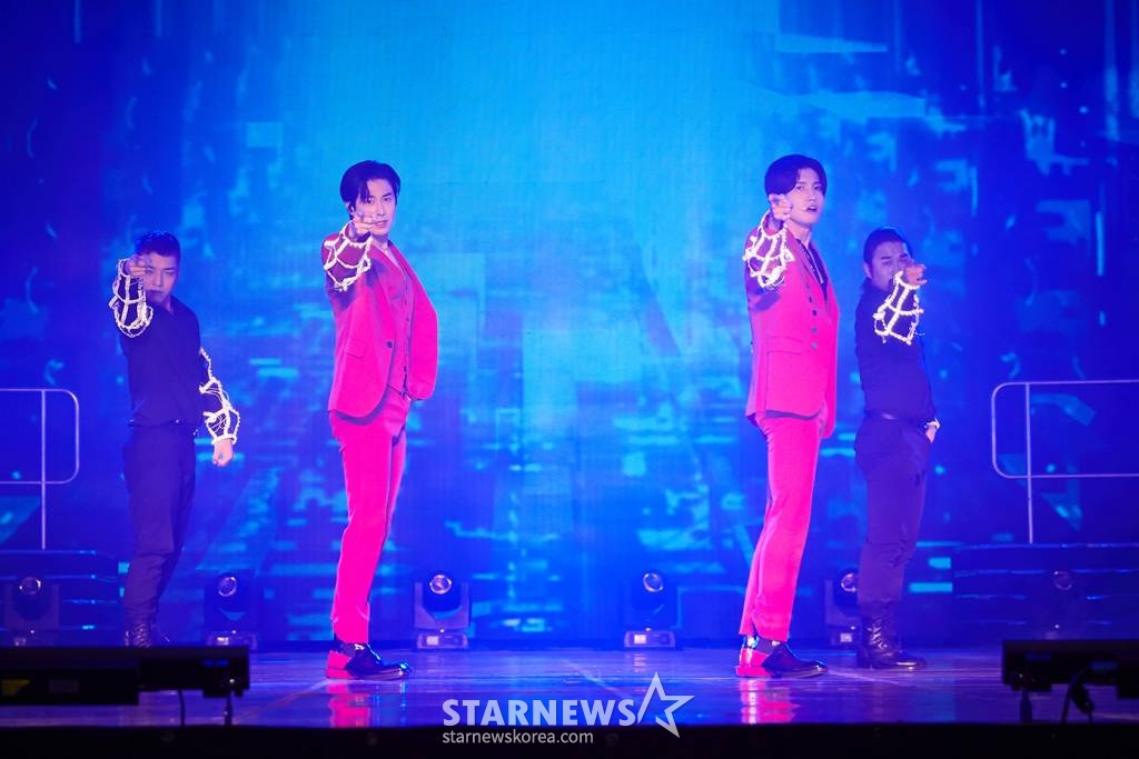 그룹 동방신기가 1일 오후 온라인 생중계로 진행된 '에스엠타운 라이브 2022 : SMCU 익스프레스@광야'(SMTOWN LIVE 2022 : SMCU EXPRESS@KWANGYA)에서 멋진 공연을 펼치고 있다. /사진제공=SM엔터테인먼트 2022.01.01 /사진=이동훈 기자 photoguy@