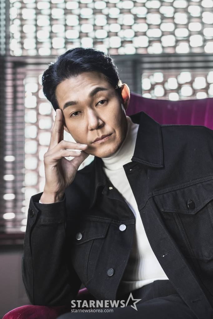 영화 '젠틀맨'(감독 김경원)의 주연배우 박성웅이 23일 오후 진행된 인터뷰를 위해 포즈를 취하고 있다. 성공률 100% 흥신소 사장 지현수(주지훈)가 실종된 의뢰인을 찾기 위해 검사 행세를 하며 불법, 합법 따지지 않고 나쁜 놈들을 쫓는 범죄 오락 영화 '젠틀맨'은 오는 28일 개봉한다. /사진제공=콘텐츠웨이브 2022.12.23 /사진=이동훈 기자 photoguy@