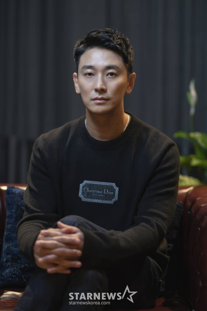 영화 '젠틀맨'(감독 김경원)의 주연배우 주지훈이 23일 오후 진행된 인터뷰를 위해 포즈를 취하고 있다. 성공률 100% 흥신소 사장 지현수(주지훈)가 실종된 의뢰인을 찾기 위해 검사 행세를 하며 불법, 합법 따지지 않고 나쁜 놈들을 쫓는 범죄 오락 영화 '젠틀맨'은 오는 28일 개봉한다. /사진제공=콘텐츠웨이브 2022.12.23 /사진=이동훈 기자 photoguy@