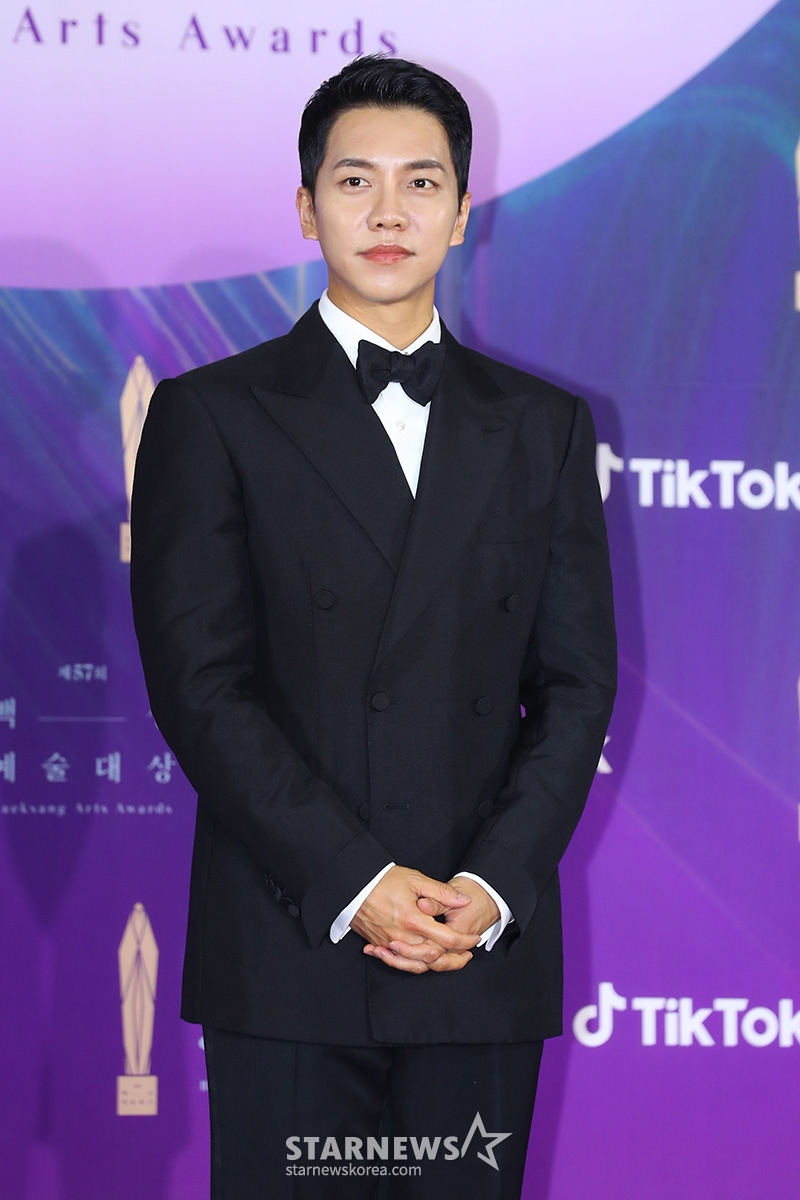 가수 겸 배우 이승기가 13일 오후 경기도 고양시 일산 킨텍스에서 열린 '제57회 백상예술대상' 시상식 레드카펫 행사에 참석해 포즈를 취하고 있다. TV·영화·연극을 아우르는 종합예술시상식인 '제57회 백상예술대상'은 오후 9시부터 JTBC·JTBC2·JTBC4에서 동시에 중계되며 틱톡에서도 글로벌 생중계된다. / 사진제공 = 백상예술대상 사무국 /사진=김창현 기자 chmt@
