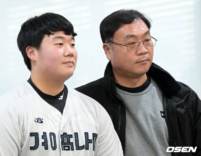 김범석(왼쪽)이 22일 서울 도곡동 야구회관에서 열린 제6회 이만수 포수상 및 홈런상 시상식에서 수상 후 아버지와 함께 포즈를 취하고 있다.