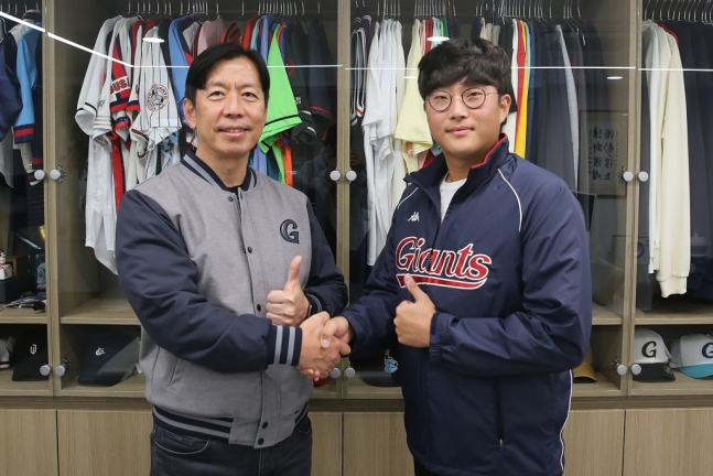 롯데 이석환(왼쪽) 대표이사와 박세웅이 다년 계약 후 악수를 하고 있다./사진=롯데 자이언츠 제공