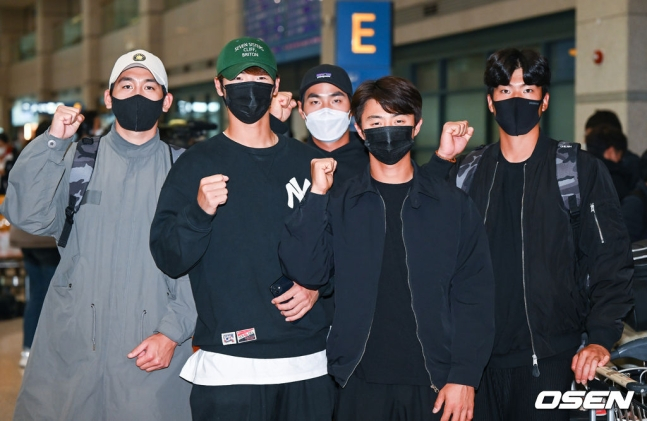 2022~2023시즌 호주프로야구(ABL) 질롱코리아에서 활약했던 한화 김재영, 정이황, 장진혁, 이원석, 박상언(왼쪽부터)이 21일 오후 인천국제공항을 통해 귀국했다.