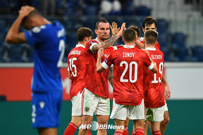 러시아 축구대표팀 선수들이 지난해 11월 키프로스와의 월드컵 예선에서 골을 넣은 뒤 기뻐하고 있다. /AFPBBNews=뉴스1