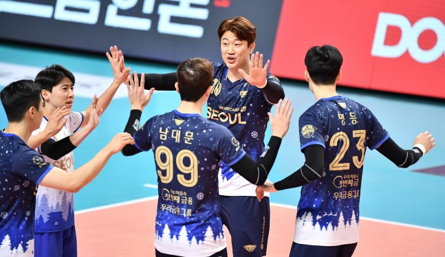 지난 17일 크리스마스 기념 유니폼을 입은 우리카드 선수단./사진=한국배구연맹