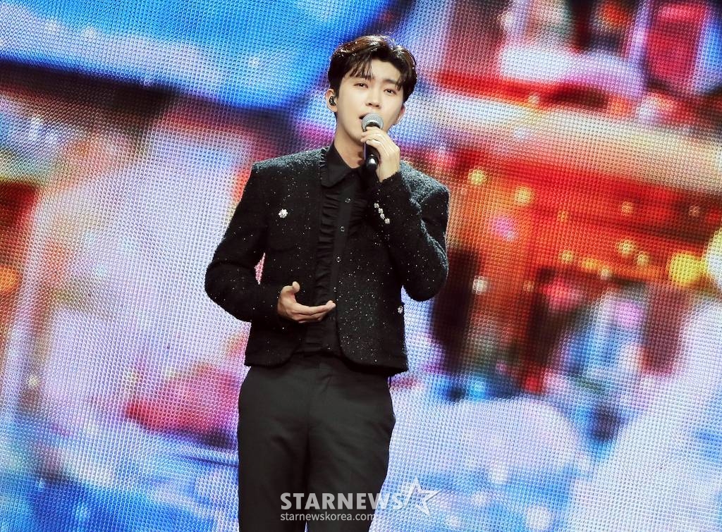 가수 임영웅이 13일 오후 일본 나고야 니혼가이시홀에서 열린 스타뉴스-미디어보이 주최 '2022 Asia Artist Awards IN JAPAN'(2022 아시아 아티스트 어워즈, 이하 2022 AAA)에서 멋진 무대를 선보이고 있다. 스타뉴스와 미디어보이가 주최하고 Asia Artist Awards 조직위원회와 더스타파트너, 컬쳐 엔터테인먼트가 공동 주관하는 글로벌 NO.1 시상식 '2022 AAA'에는 올 한 해 동안 국내외에서 많은 사랑을 받은 가수, 배우들이 참석해 눈을 뗄 수 없는 화려한 글로벌 축제의 장을 펼쳤다. 2022.12.13 /사진=김창현 기자 chmt@
