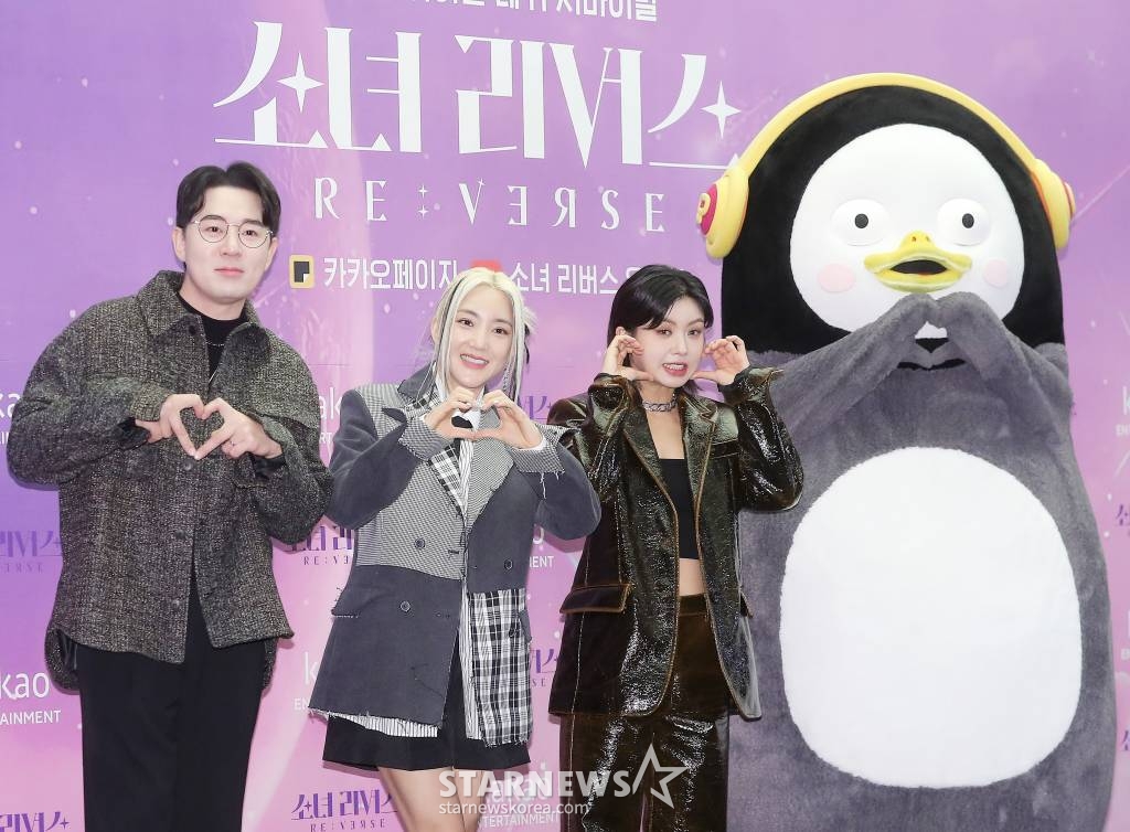 방송인 붐, 가수 바다, 댄서 아이키, 캐릭터 펭수가 27일 오전 서울 마포구 상암동 스텐포드호텔에서 열린 카카오페이지 '소녀 리버스' 제작발표회에 참석해 포즈를 취하고 있다. 국내 최초 버추얼 아이돌 '소녀 리버스'는 현실 세계 K팝 걸그룹 멤버 30명이 현실 세계에서의 정체를 완벽히 숨긴 채 새로운 버추얼 캐릭터를 통해 춤과 노래 실력은 물론, 스타로서의 끼와 매력을 선보이며 최종 5명의 데뷔 멤버가 되기 위한 치열한 경쟁을 펼치는 서바이벌 프로그램으로 오는 2023년 1월 2일 첫 공개 예정이다. 2022.12.27 /사진=김창현 기자 chmt@