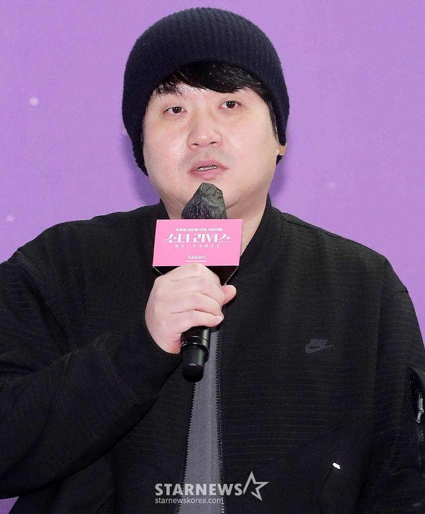 조옥형 PD가 27일 오전 서울 마포구 상암동 스텐포드호텔에서 열린 카카오페이지 '소녀 리버스' 제작발표회에 참석해 인사말을 하고 있다. 국내 최초 버추얼 아이돌 '소녀 리버스'는 현실 세계 K팝 걸그룹 멤버 30명이 현실 세계에서의 정체를 완벽히 숨긴 채 새로운 버추얼 캐릭터를 통해 춤과 노래 실력은 물론, 스타로서의 끼와 매력을 선보이며 최종 5명의 데뷔 멤버가 되기 위한 치열한 경쟁을 펼치는 서바이벌 프로그램으로 오는 2023년 1월 2일 첫 공개 예정이다. 2022.12.27 /사진=김창현 기자 chmt@